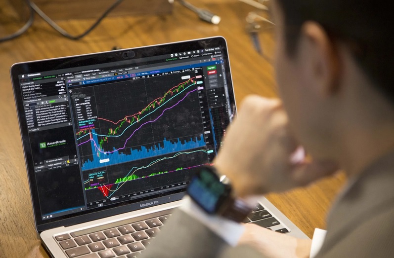How Copy Trading Platforms Pick Their Top Traders